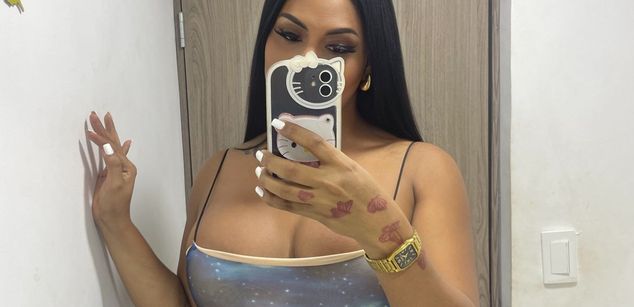 Model - Victoria phillips black