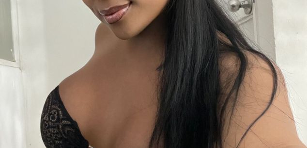 Model - Victoria phillips black