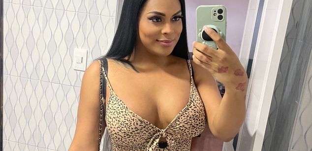 Model - Victoria phillips black