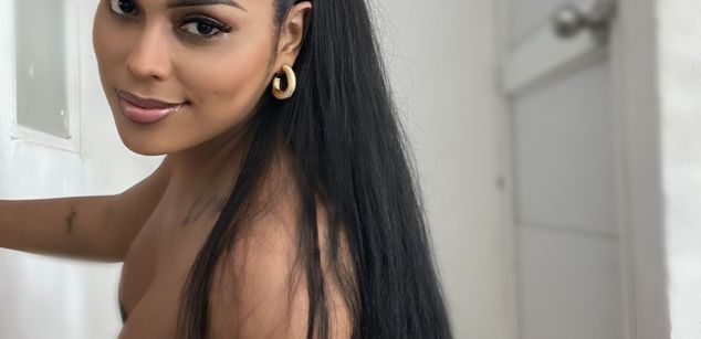 Model - Victoria phillips black