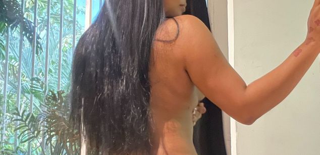 Model - Victoria phillips black