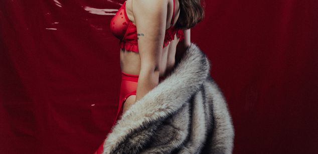 Model - Esmi bigboobs