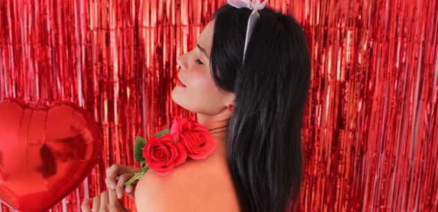 Model - Chloe Collins bigboobs