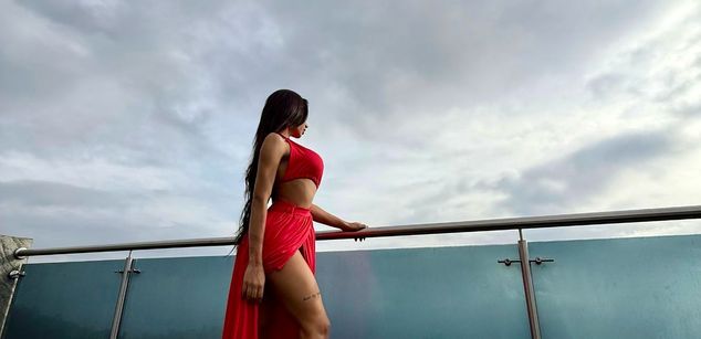 Model - Laura Candice asshole