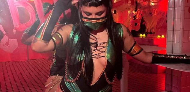 Model - Moli Myers sph