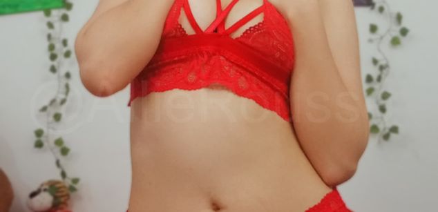 Model - AllieRousse feet