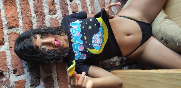 Model - Trinna smart