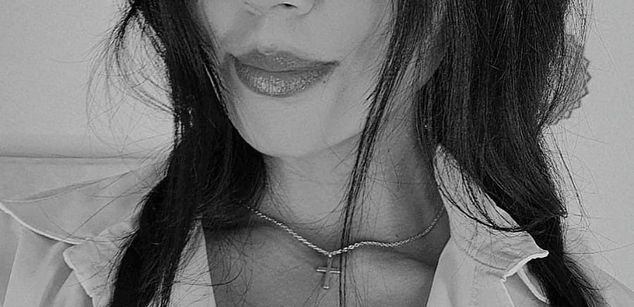 Model - Chloe Collins bigboobs