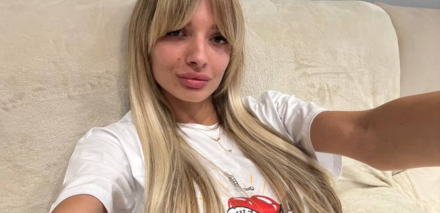 Model - LeyaMeyers playful