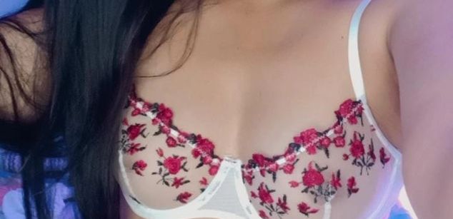 Model - Iris Moira feet