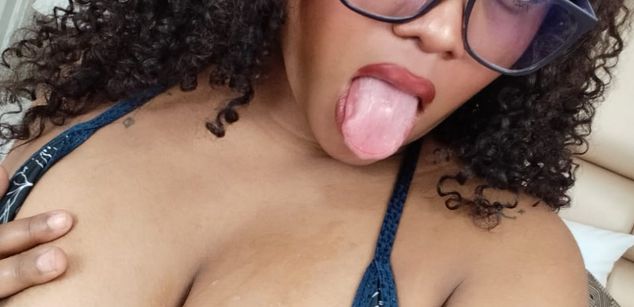 Model - RoxieLewis squirt