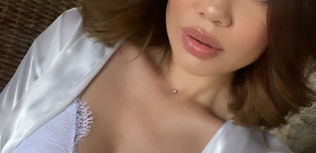 Model - Lexi lingerie