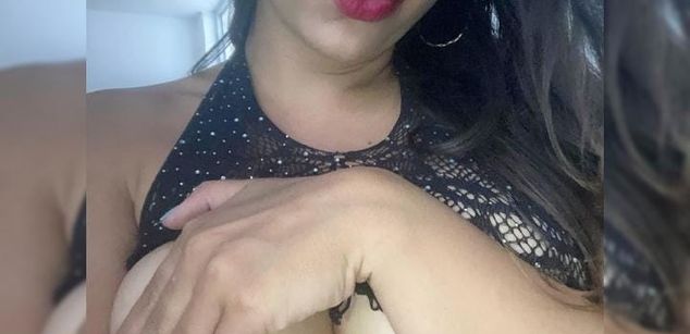 Model - Aarina Flowers feet