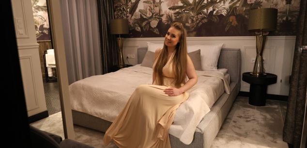 Model - Goddess stockings