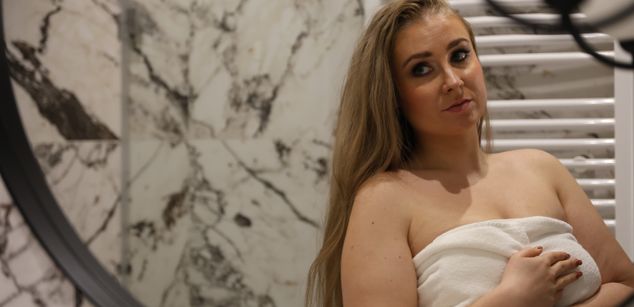 Model - Goddess stockings