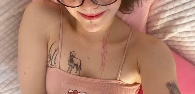 Model - Violet squirt