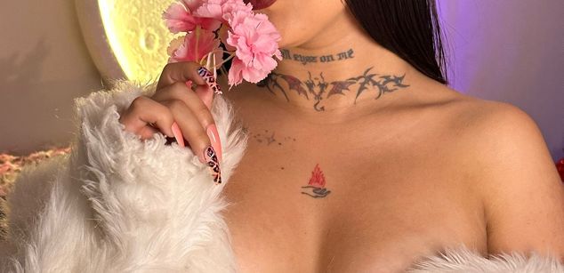 Model - Sara Krays LESBIAN