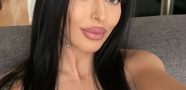 Model - Sophie bigboobs