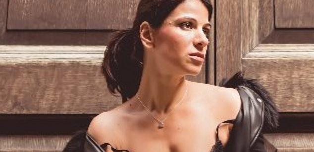 Model - Sarah Silver masturbation