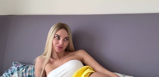 Model - Polina footjob