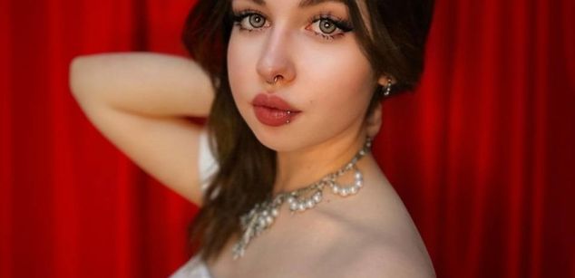 Model - DraculauraTepes feet