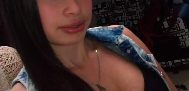 Model - FrecitaRoja COLOMBIAN