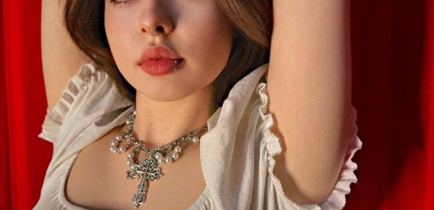 Model - DraculauraTepes feet