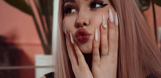 Model - DraculauraTepes feet