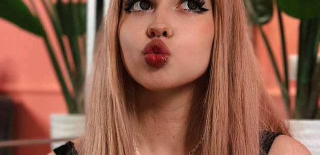 Model - DraculauraTepes feet