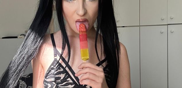 Model - Scarlett Jakobs squirt