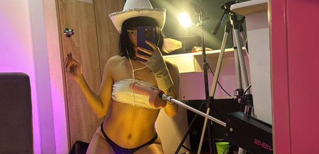 Model - NINJAXXX salive