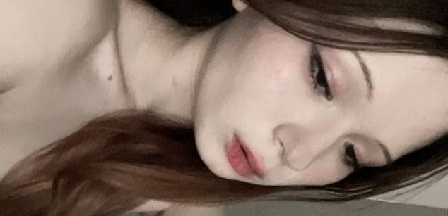 Model - Jessi footjob