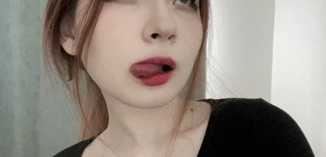 Model - Jessi footjob