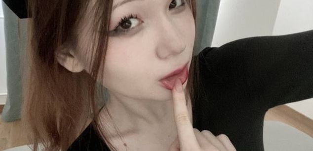 Model - Jessi footjob