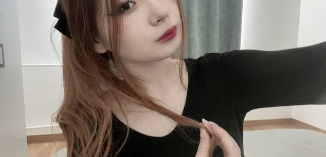 Model - Jessi footjob