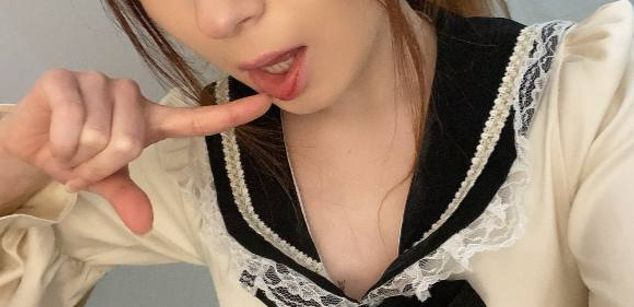 Model - Jessi footjob