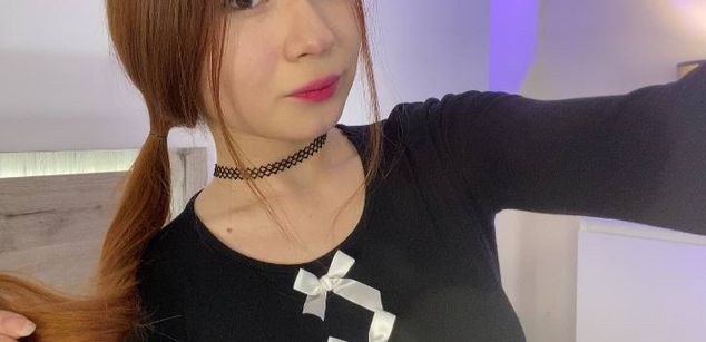 Model - Jessi footjob