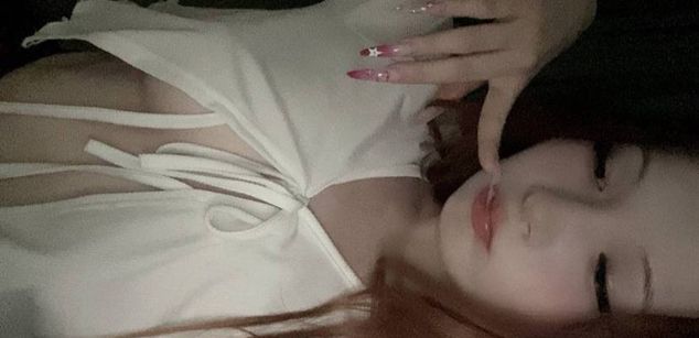 Model - Jessi footjob