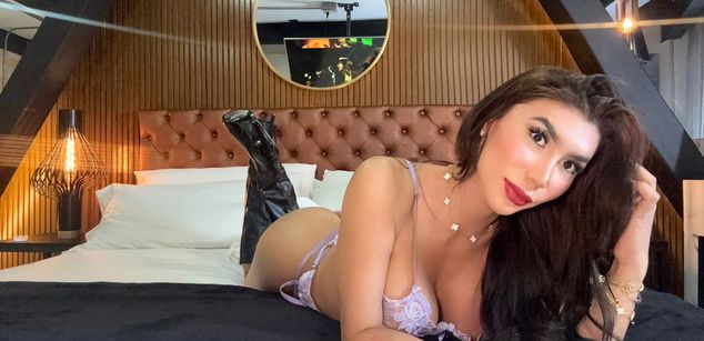 Model - Laura Candice asshole