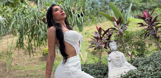 Model - Laura Candice asshole