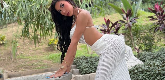 Model - Laura Candice asshole