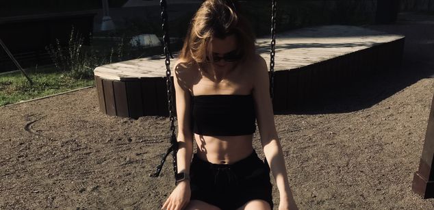 Model - Evvie stockings