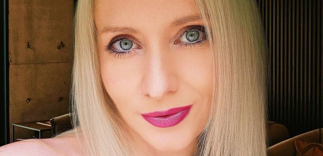 Model - TheAlexaLondon feet