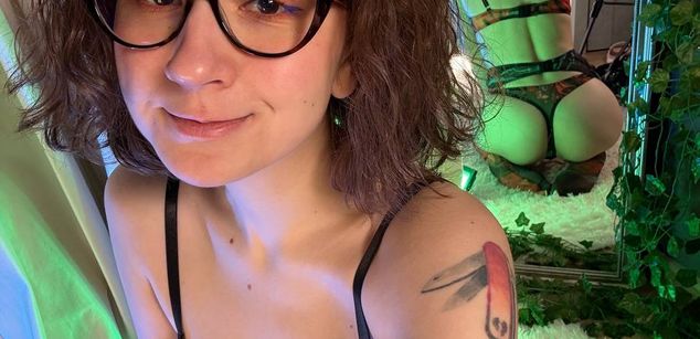 Model - Frances spanking