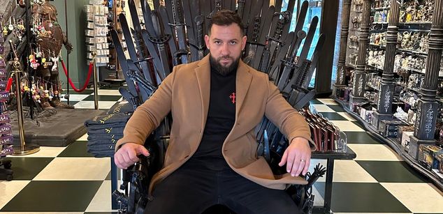 Model - MassiveKonstantin feet