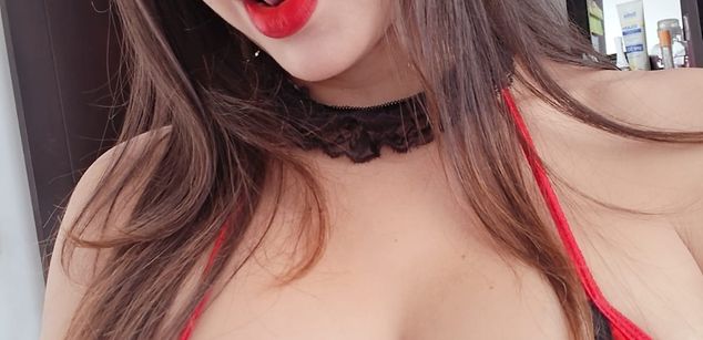 Model - Aarina Flowers feet