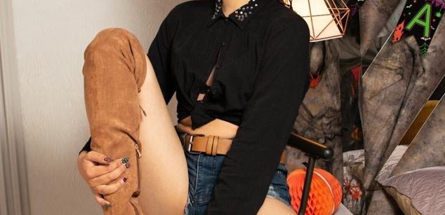 Model - Alynn_Bri sensual