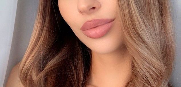 Model - Lips Berry hairy