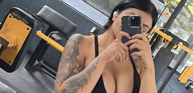 Model - Sophia Karson squirt