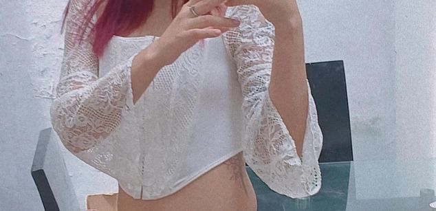 Model - VioletBrook latina